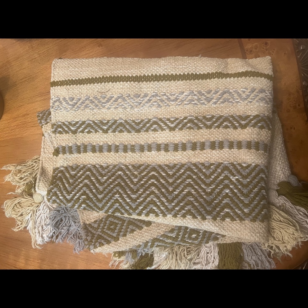 2 x 3 Accent Rug - Picture 3 of 3
